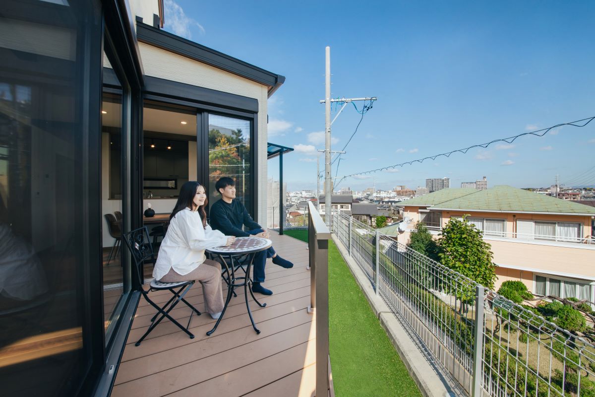 眺めのいいリビングとつながるウッドデッキのある住まい