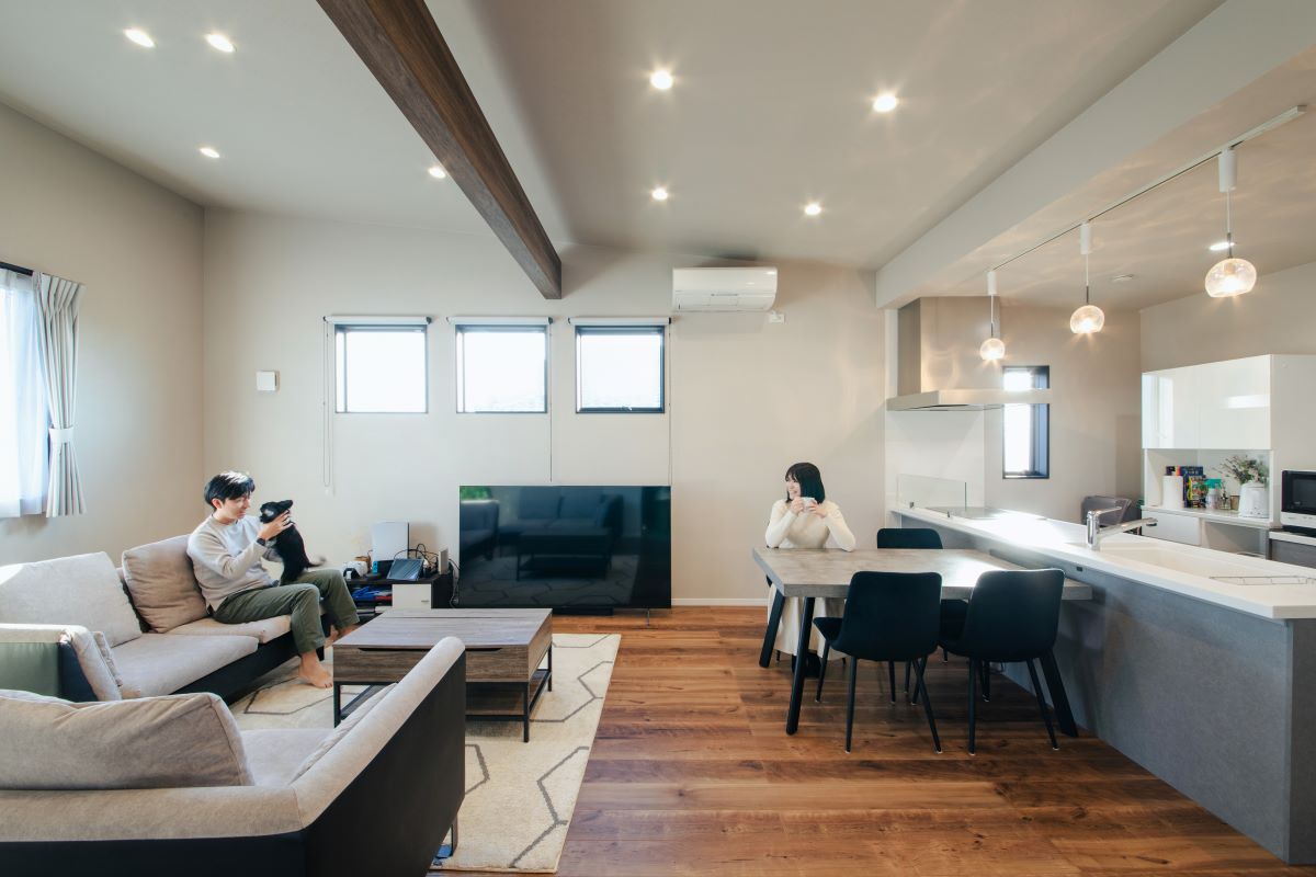 旗竿地に建つペットと暮らす2階リビングのある家