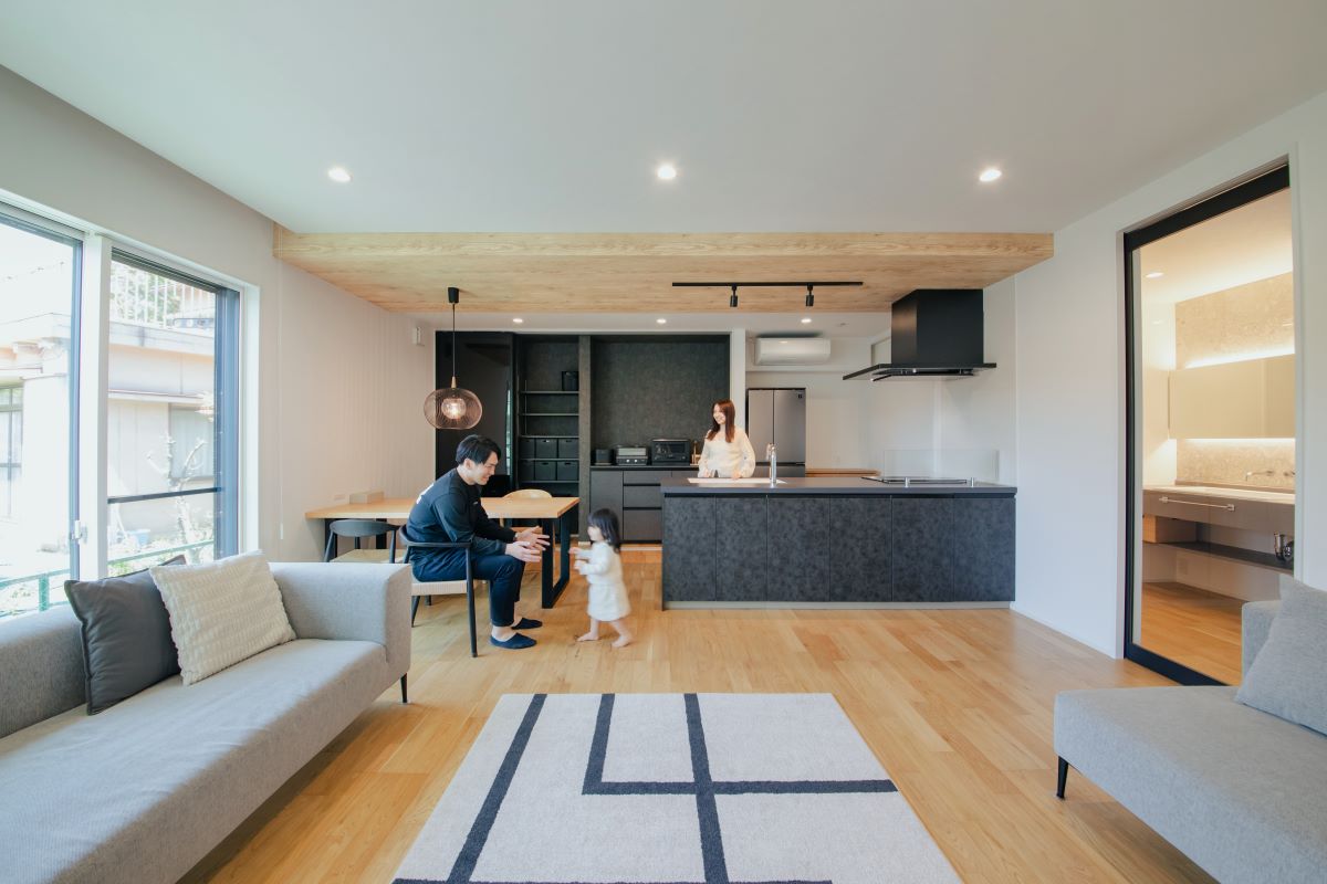 22帖の大空間のリビングとファミリークローゼットがある家