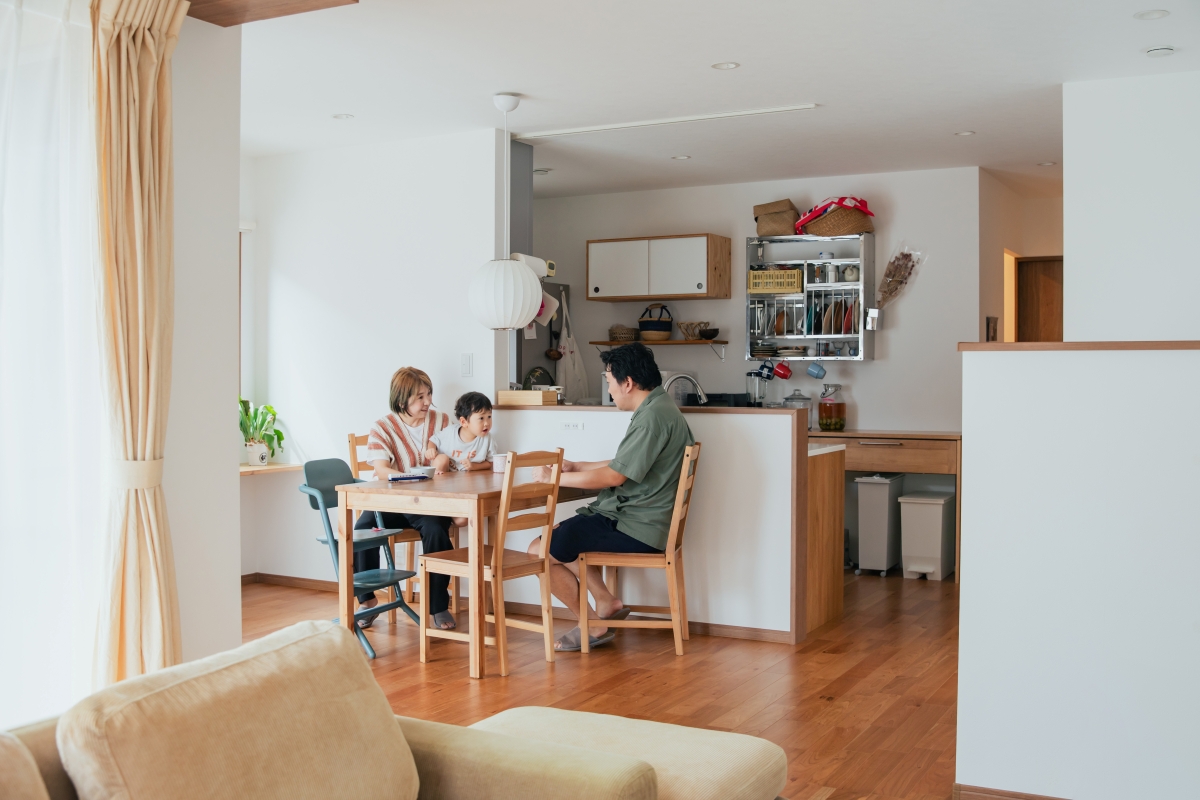 ご夫婦それぞれの書斎とガレージがある2階リビングの家